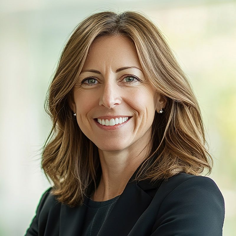 erfahrungen_ma_sandra_m Lächelnde Frau im Business-Outfit, Symbol für Erfolg und Karriere.