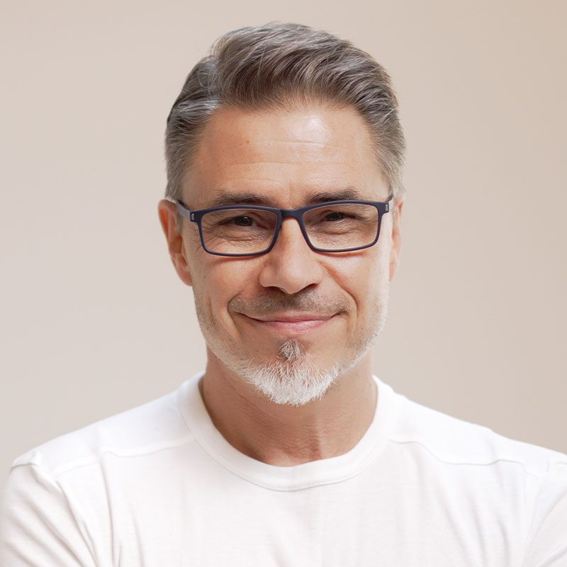 erfahrungen_ma_thomas_k Steuerprofi mit Brille lächelt freundlich.